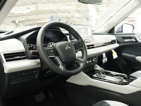 New 2026 Mitsubishi Outlander SE FWD image 5