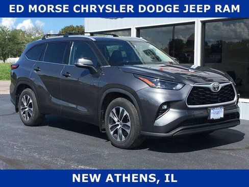 Used 2022 Toyota Highlander XLE AWD/4WD image 1