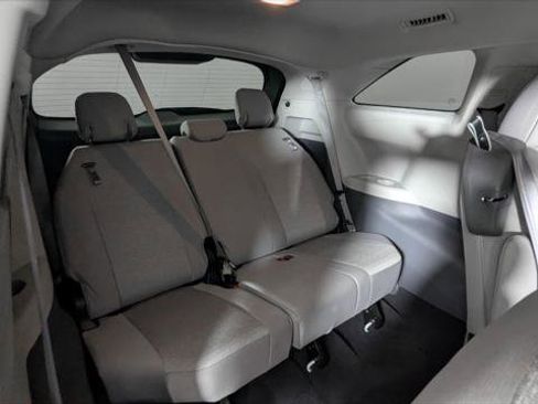 Used 2024 Toyota Sienna LE FWD image 21