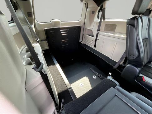 Used 2020 Dodge Grand Caravan SXT FWD image 40