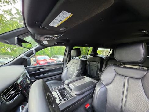 Used 2024 Jeep Wagoneer L Series II w/ Flexible Seating Group image 12