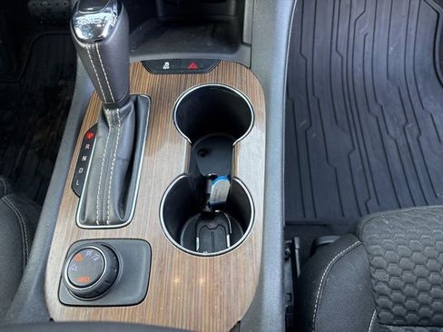 Used 2019 GMC Acadia SLE image 9