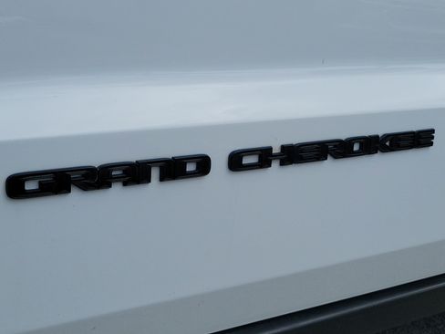 Used 2019 Jeep Grand Cherokee Laredo RWD image 11