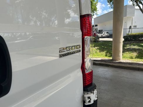 Used 2025 RAM ProMaster 2500 w/ Convenience Group FWD image 17