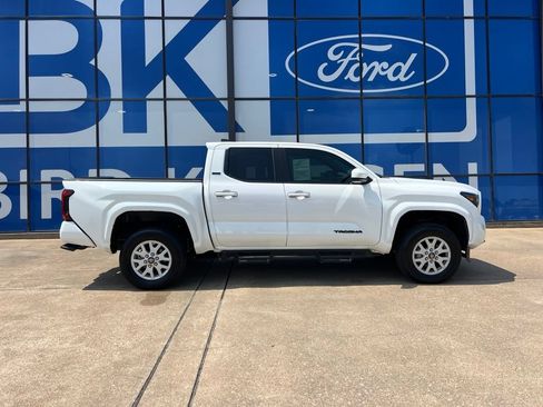 Used 2025 Toyota Tacoma SR5 AWD/4WD image 9