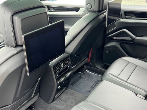 Certified 2024 Porsche Cayenne w/ Premium Package AWD/4WD image 18