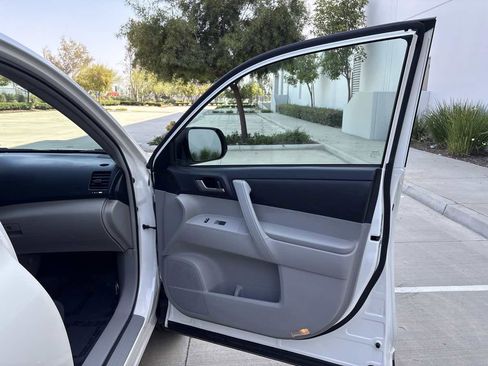 Used 2013 Toyota Highlander Plus FWD image 17
