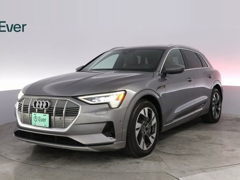 Used 2021 Audi e-tron Prestige w/ Prestige Package image 2