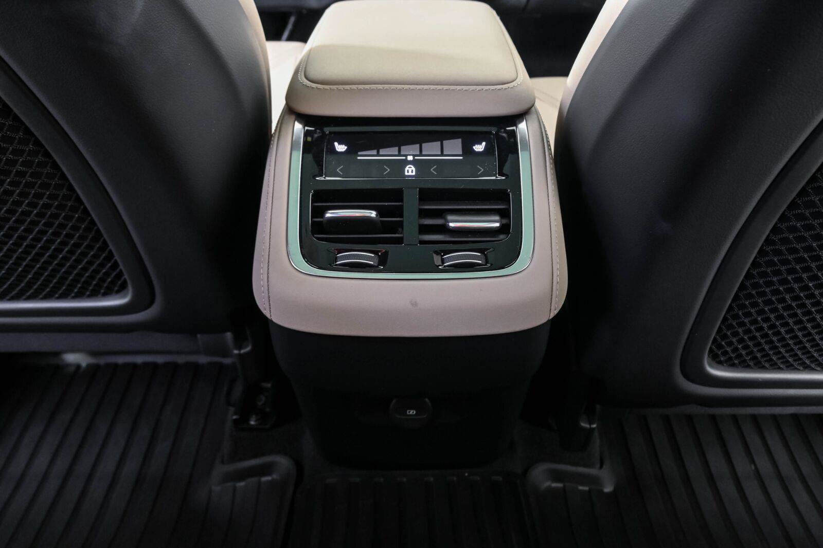 Certified 2026 Volvo XC90 B6 Plus AWD/4WD image 19