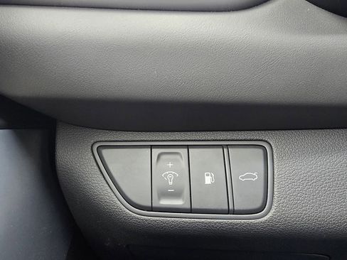 Used 2023 Genesis G70 2.0T image 17