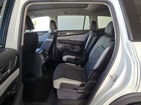 Certified 2025 Volkswagen Atlas Peak Edition SE AWD/4WD image 17