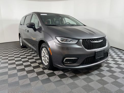 Used 2023 Chrysler Pacifica Touring-L image 19