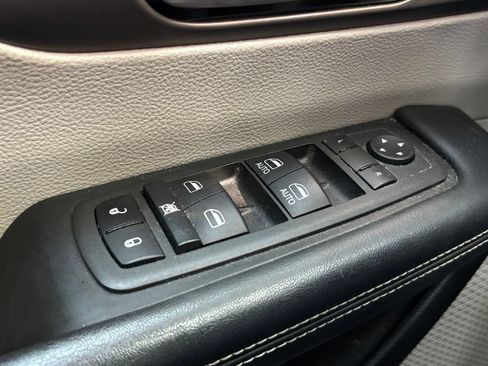 Used 2022 Chrysler Voyager LX FWD image 9