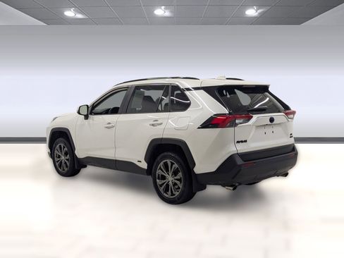 Used 2022 Toyota RAV4 XLE Premium image 2