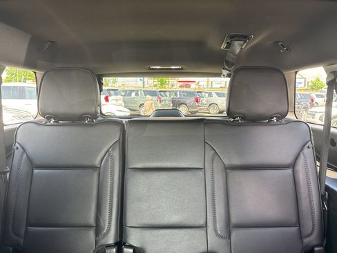 Used 2025 GMC Yukon XL Denali RWD image 26