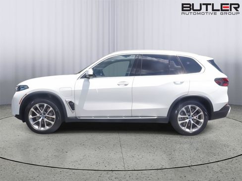 Used 2024 BMW X5 xDrive50e AWD/4WD image 3