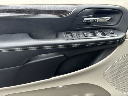 Used 2015 Chrysler Town & Country Touring FWD image 8
