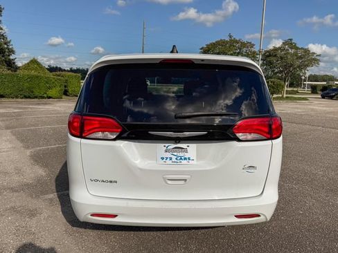Used 2023 Chrysler Voyager LX FWD image 5