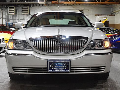 Used 2005 Lincoln Town Car Signature Limited RWD image 2