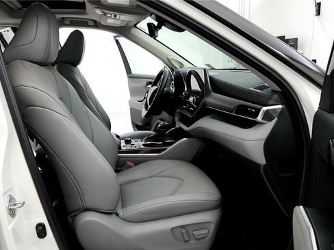 Used 2023 Toyota Highlander Limited image 29