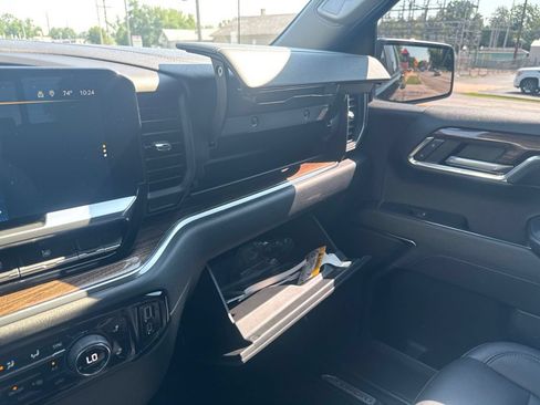 Used 2023 Chevrolet Silverado 1500 LT w/ Leather Package AWD/4WD image 40