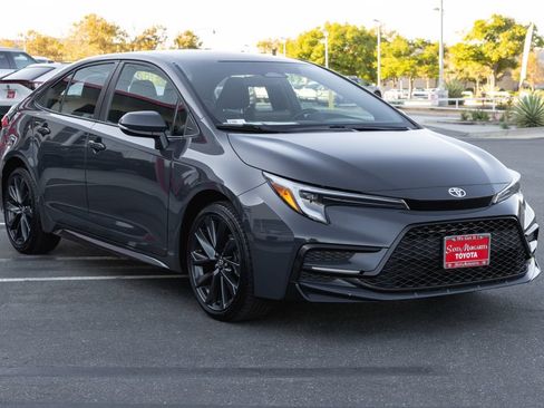 Certified 2025 Toyota Corolla SE FWD image 3