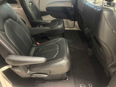 Used 2022 Chrysler Pacifica Touring-L FWD image 24
