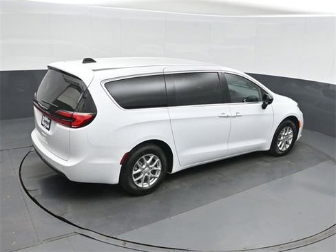 New 2026 Chrysler Pacifica Select image 32