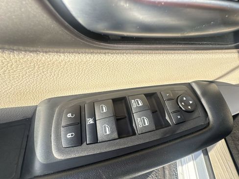 Used 2023 Chrysler Pacifica Touring-L image 13