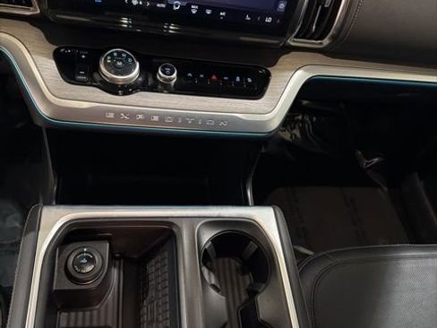 Used 2025 Ford Expedition Platinum image 19