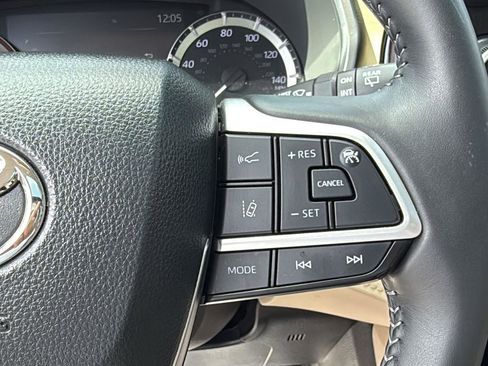 Certified 2024 Toyota Highlander XLE image 12