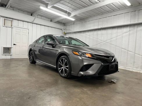 Used 2020 Toyota Camry SE image 2