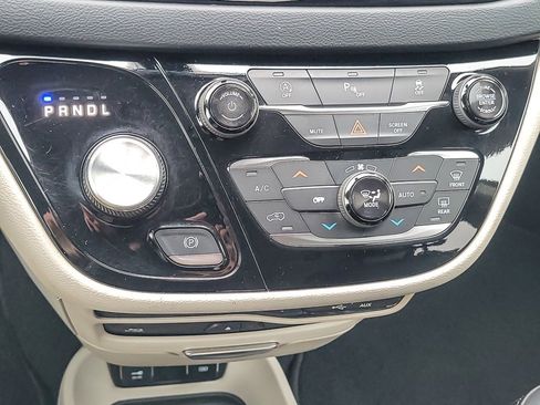 Used 2018 Chrysler Pacifica Touring-L Plus w/ Tire & Wheel Group image 17