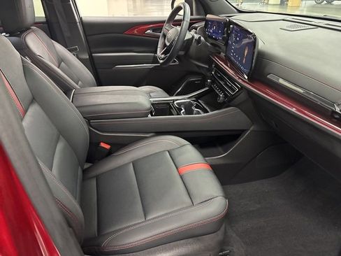 Used 2024 Chevrolet Traverse RS image 9