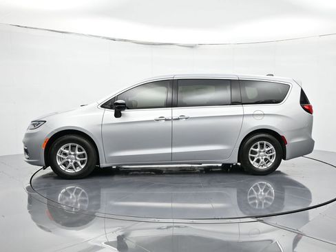 New 2026 Chrysler Pacifica Select image 9