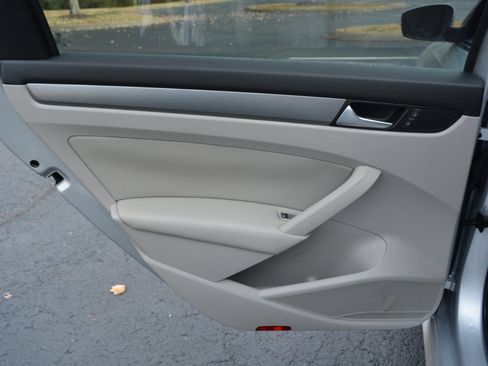 Used 2014 Volkswagen Passat TDI SE image 11