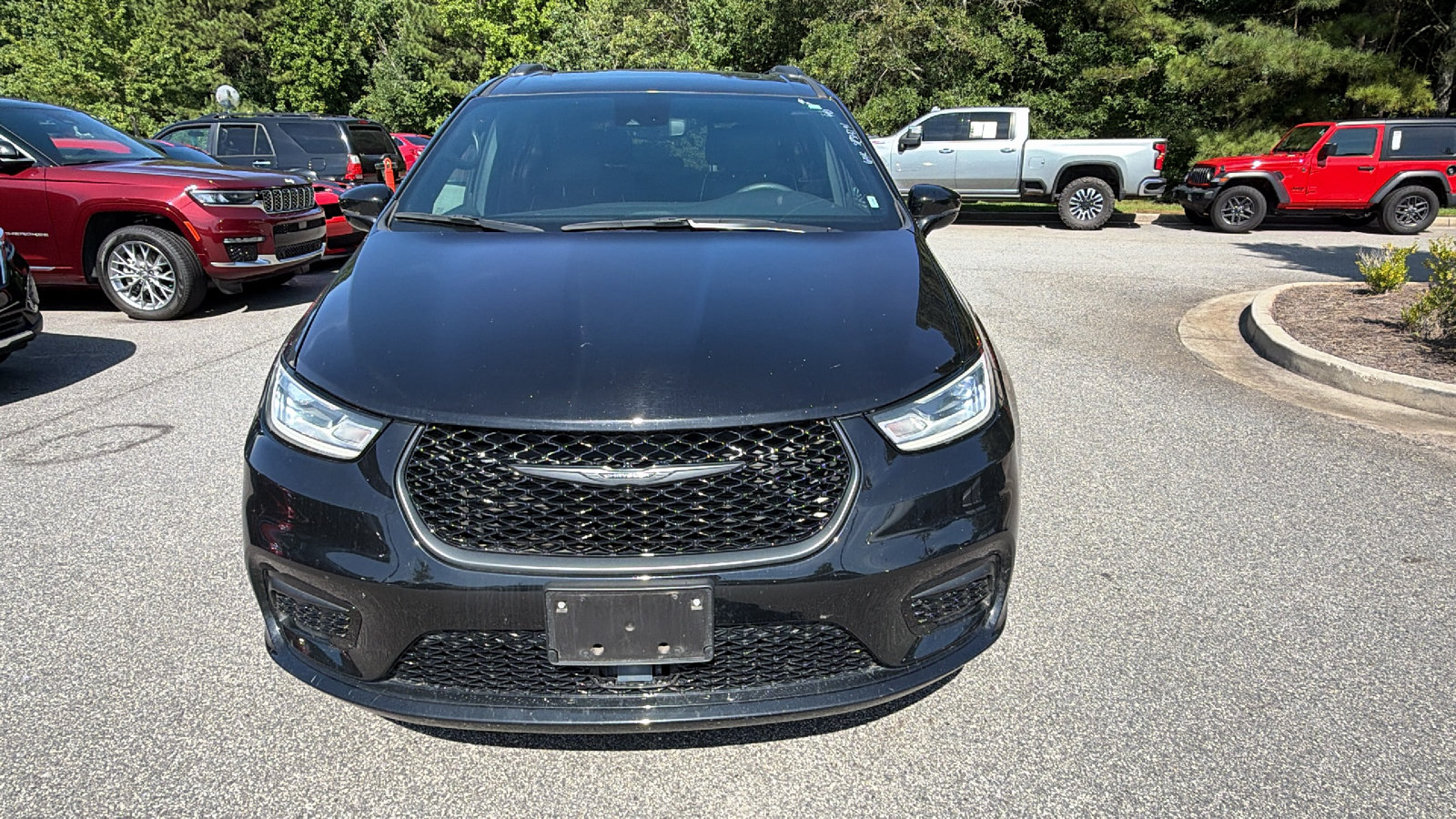 Used 2025 Chrysler Pacifica Limited FWD image 3