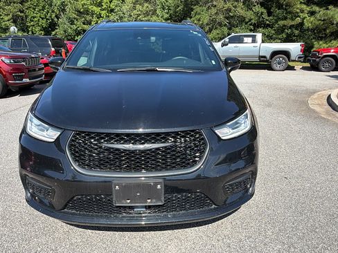 Used 2025 Chrysler Pacifica Limited FWD image 3