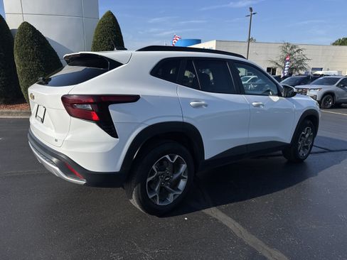 Used 2025 Chevrolet Trax LT FWD image 4