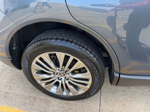 Used 2021 Toyota Venza Limited w/ Advanced Technology Package image 29