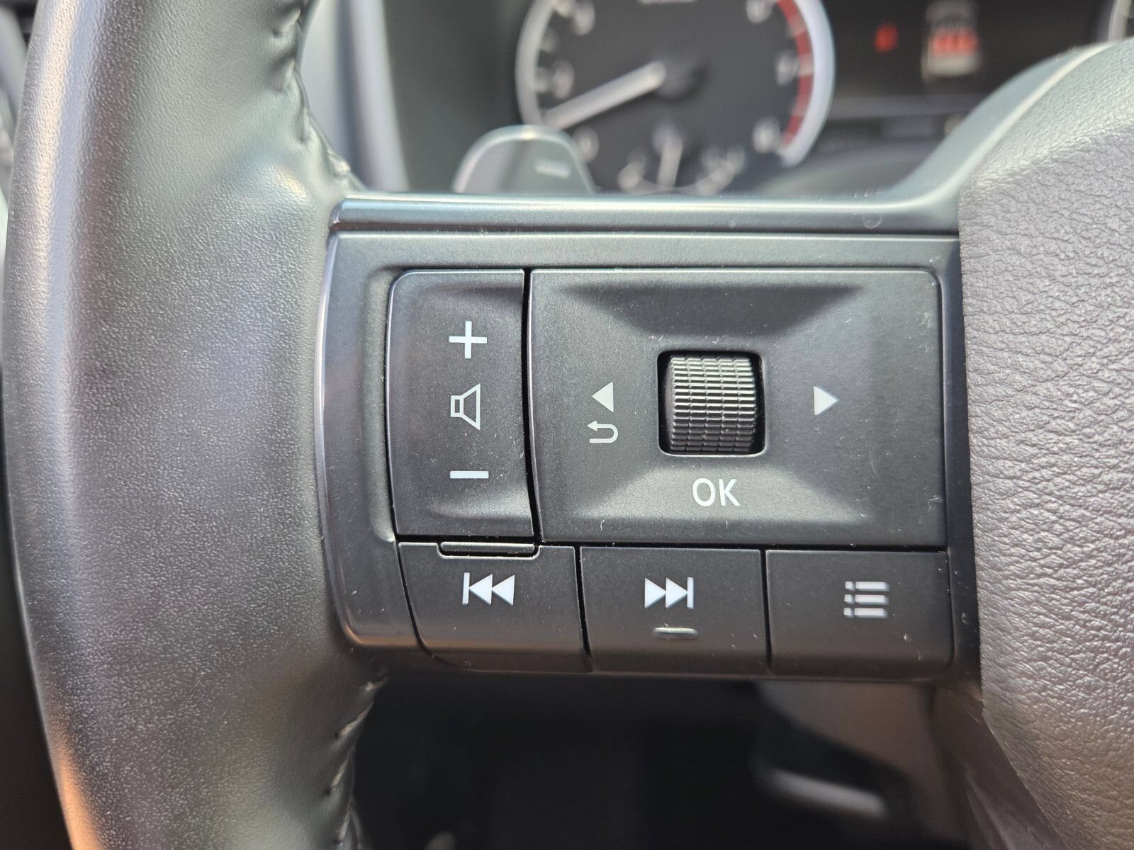 Used 2025 Nissan Rogue SV FWD image 24