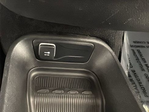 Used 2024 Chrysler Pacifica Select image 34