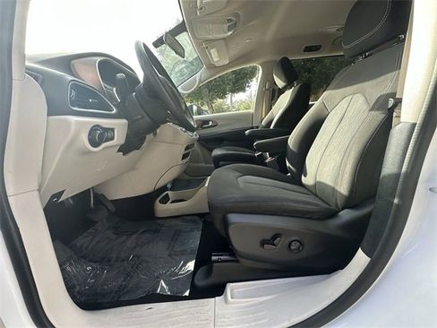 Used 2022 Chrysler Voyager LX image 14