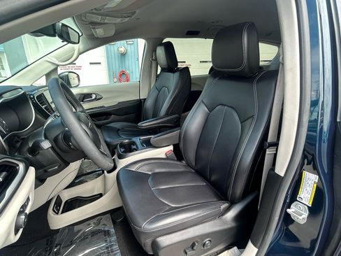 Used 2023 Chrysler Pacifica Touring-L FWD image 15