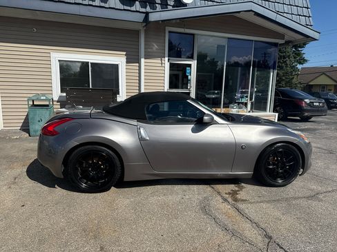 Used 2010 Nissan 370Z Roadster image 4