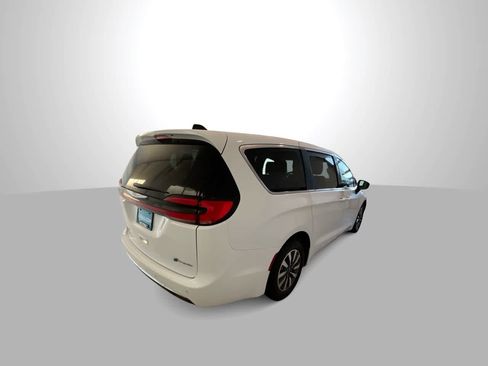 Used 2023 Chrysler Pacifica Touring-L FWD image 8