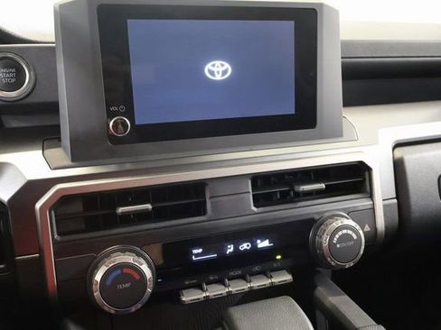Used 2025 Toyota 4Runner SR5 AWD/4WD image 18