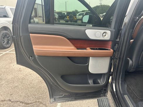 Used 2023 Lincoln Navigator Reserve AWD/4WD image 18