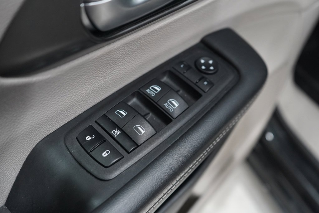 Used 2023 Chrysler Pacifica Touring-L FWD image 19
