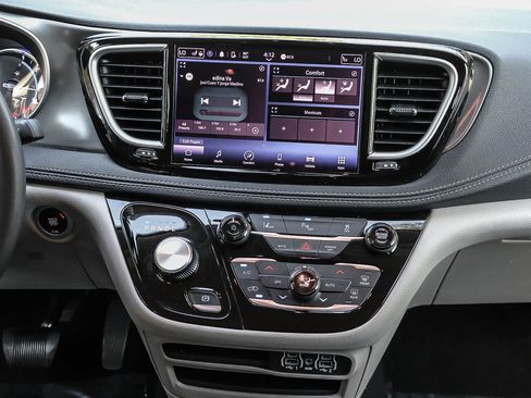 Used 2023 Chrysler Pacifica Touring-L FWD image 13